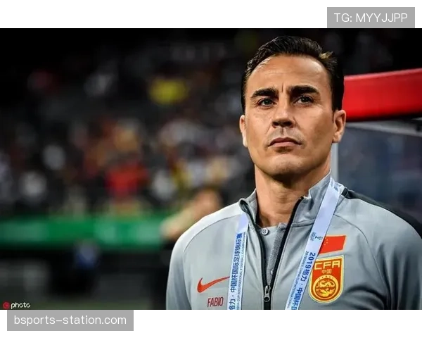 压制前锋，本赛季卡纳瓦罗高位逼抢较昔日更凶